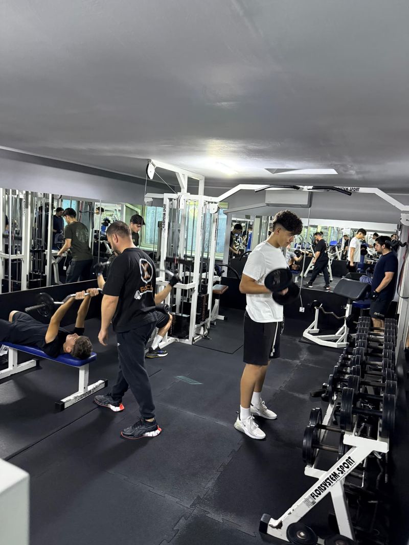 Antrenament sală XForce Bacău – exerciții cu gantere