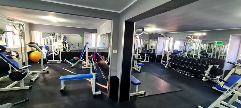 Sală de forță XForce Bacău – vedere panoramică echipamente