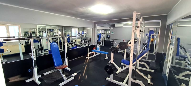 Sala XForce Bacău – rack squat și bănci