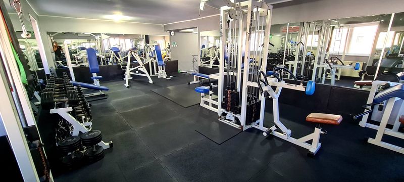 Sala fitness XForce – gantere și aparate multifuncționale