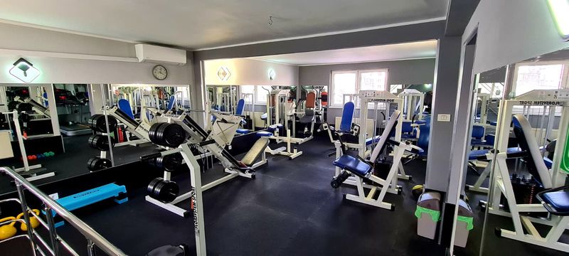 Sală XForce Bacău – leg press și squat area