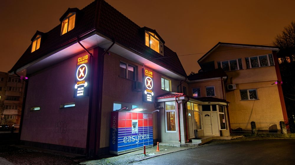 Clădirea XForce Club Fitness Bacău — vedere exterioară nocturnă, Str. Florilor 12